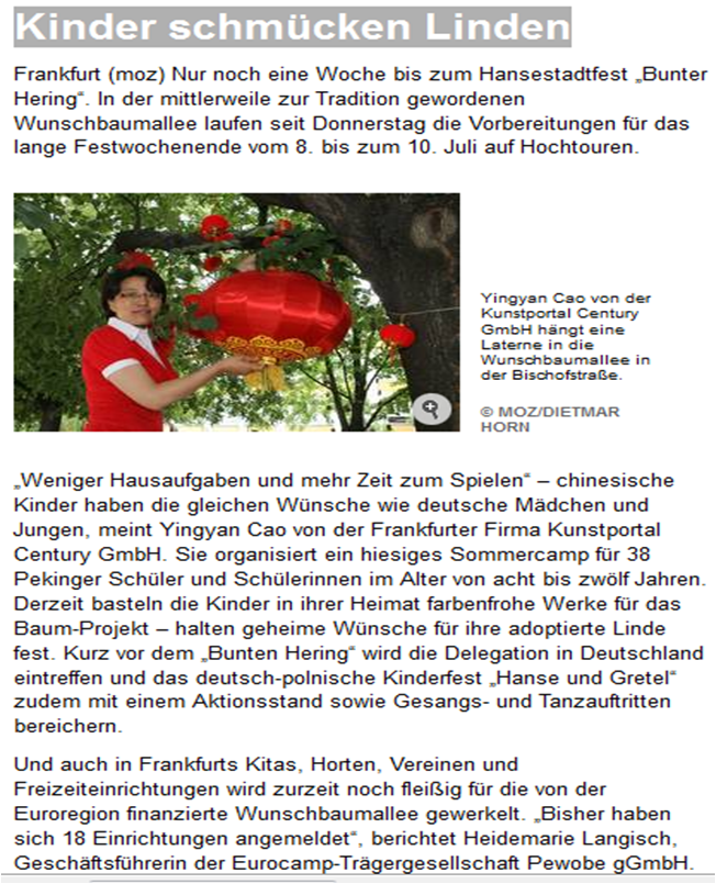 Kinder schmücken Linden